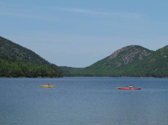 Caiaques no litoral do Acadia National Park, no Maine - Estados Unidos